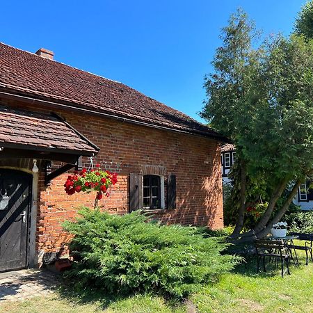 Apartament W Xix-Wiecznym Spichlerzu Nad Jeziorem Z Dostepem Do Parku I Widokiem Na Dworek Modrzewiowy Z 1823 Roku Szteklin Exteriör bild