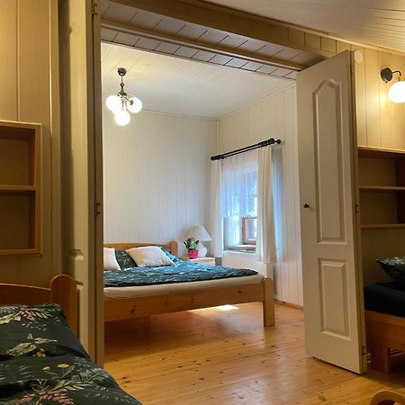 Apartament W Xix-Wiecznym Spichlerzu Nad Jeziorem Z Dostepem Do Parku I Widokiem Na Dworek Modrzewiowy Z 1823 Roku Szteklin Exteriör bild