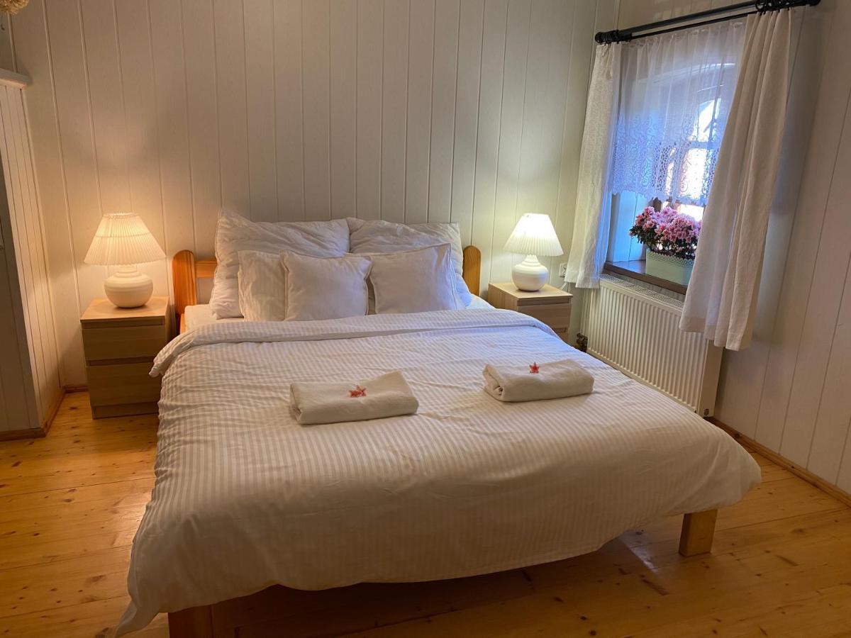 Apartament W Xix-Wiecznym Spichlerzu Nad Jeziorem Z Dostepem Do Parku I Widokiem Na Dworek Modrzewiowy Z 1823 Roku Szteklin Exteriör bild