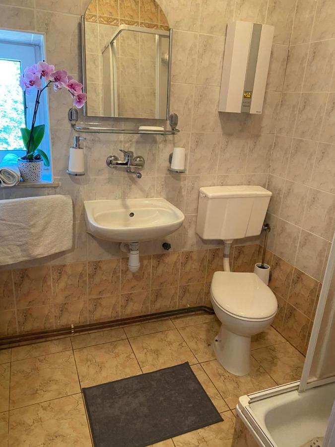 Apartament W Xix-Wiecznym Spichlerzu Nad Jeziorem Z Dostepem Do Parku I Widokiem Na Dworek Modrzewiowy Z 1823 Roku Szteklin Exteriör bild