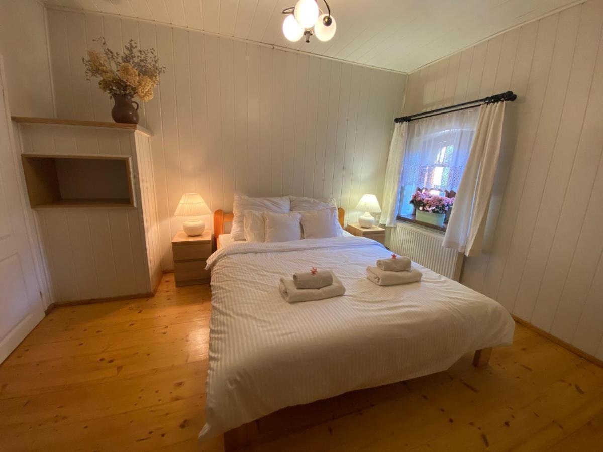 Apartament W Xix-Wiecznym Spichlerzu Nad Jeziorem Z Dostepem Do Parku I Widokiem Na Dworek Modrzewiowy Z 1823 Roku Szteklin Exteriör bild