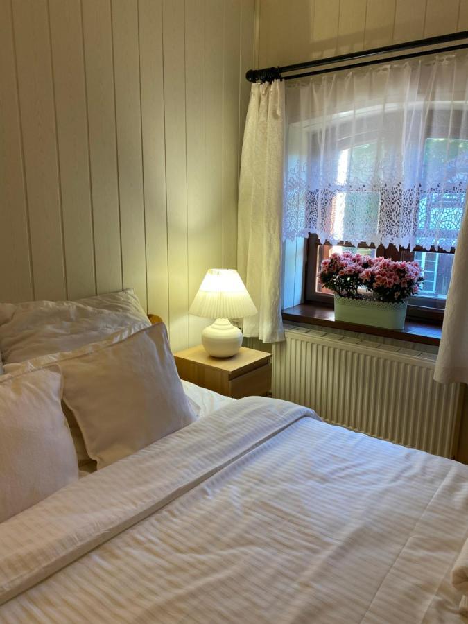 Apartament W Xix-Wiecznym Spichlerzu Nad Jeziorem Z Dostepem Do Parku I Widokiem Na Dworek Modrzewiowy Z 1823 Roku Szteklin Exteriör bild