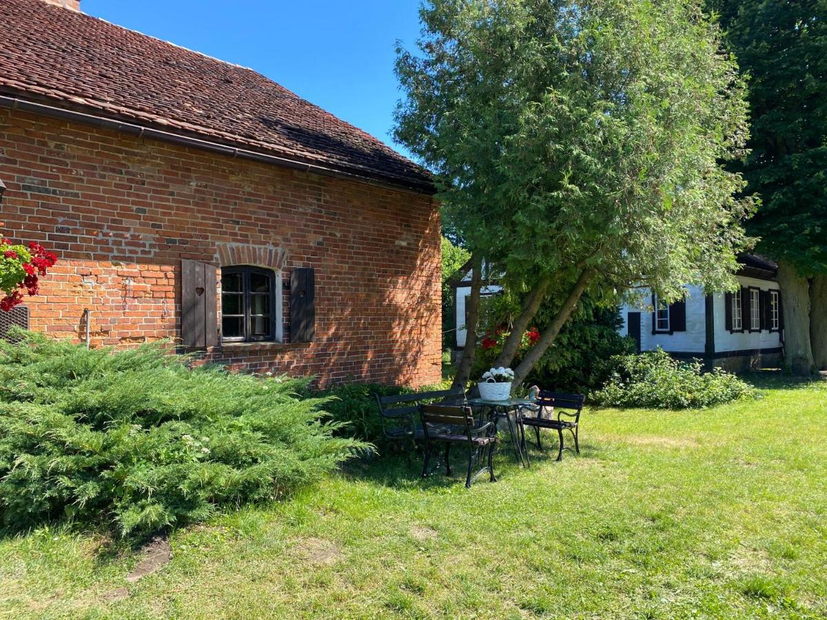 Apartament W Xix-Wiecznym Spichlerzu Nad Jeziorem Z Dostepem Do Parku I Widokiem Na Dworek Modrzewiowy Z 1823 Roku Szteklin Exteriör bild