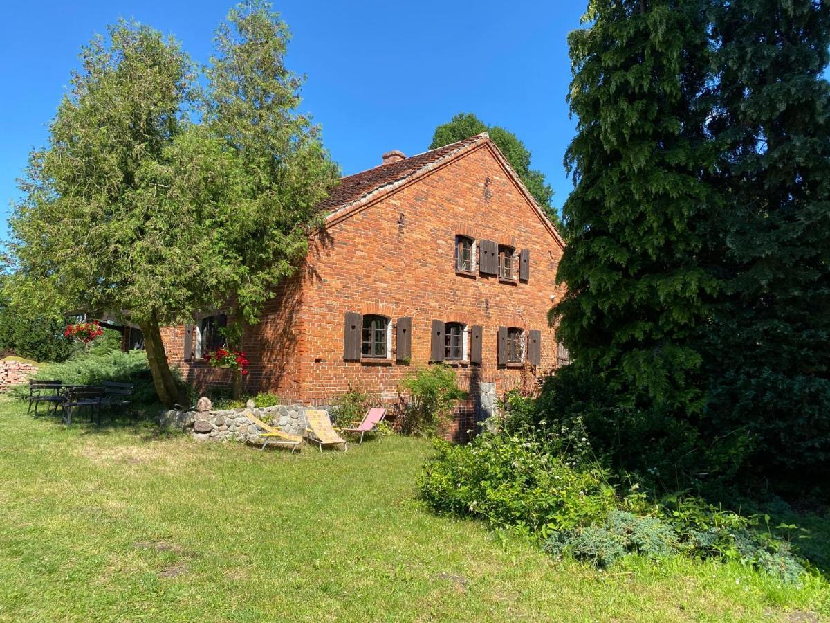 Apartament W Xix-Wiecznym Spichlerzu Nad Jeziorem Z Dostepem Do Parku I Widokiem Na Dworek Modrzewiowy Z 1823 Roku Szteklin Exteriör bild
