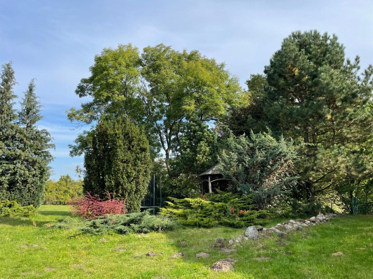 Apartament W Xix-Wiecznym Spichlerzu Nad Jeziorem Z Dostepem Do Parku I Widokiem Na Dworek Modrzewiowy Z 1823 Roku Szteklin Exteriör bild