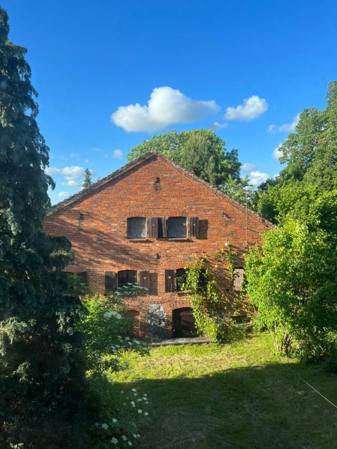 Apartament W Xix-Wiecznym Spichlerzu Nad Jeziorem Z Dostepem Do Parku I Widokiem Na Dworek Modrzewiowy Z 1823 Roku Szteklin Exteriör bild