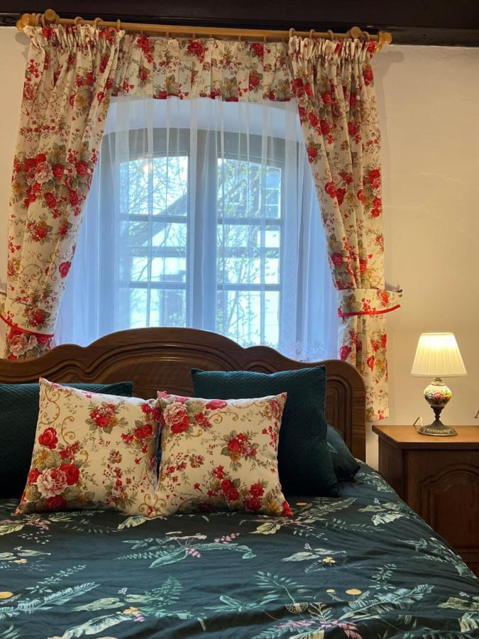 Apartament W Xix-Wiecznym Spichlerzu Nad Jeziorem Z Dostepem Do Parku I Widokiem Na Dworek Modrzewiowy Z 1823 Roku Szteklin Exteriör bild