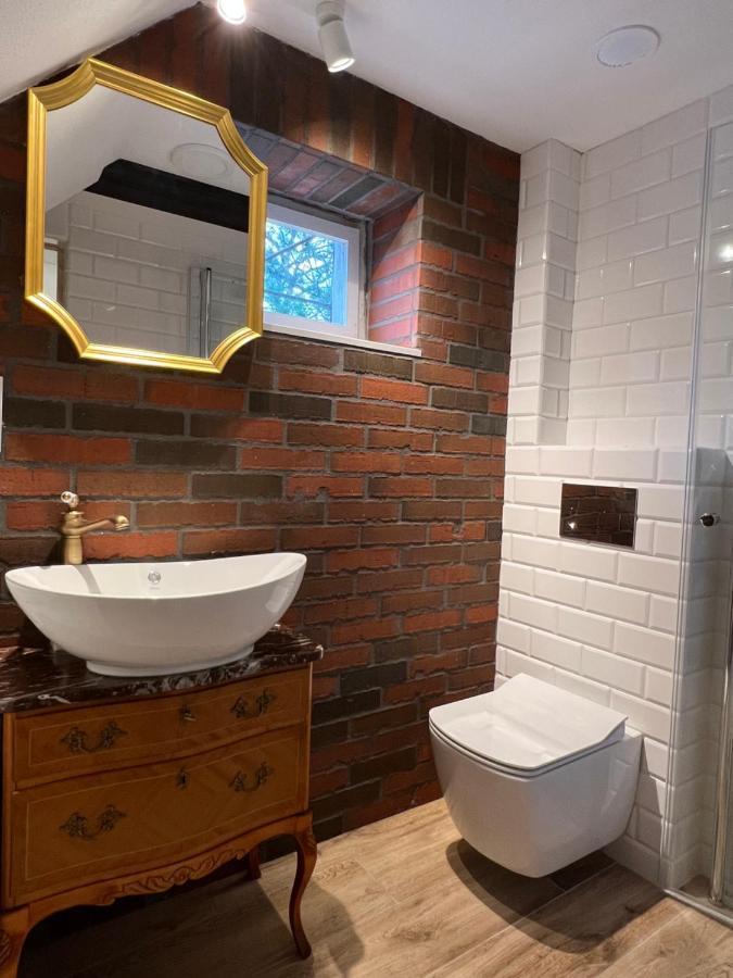 Apartament W Xix-Wiecznym Spichlerzu Nad Jeziorem Z Dostepem Do Parku I Widokiem Na Dworek Modrzewiowy Z 1823 Roku Szteklin Exteriör bild