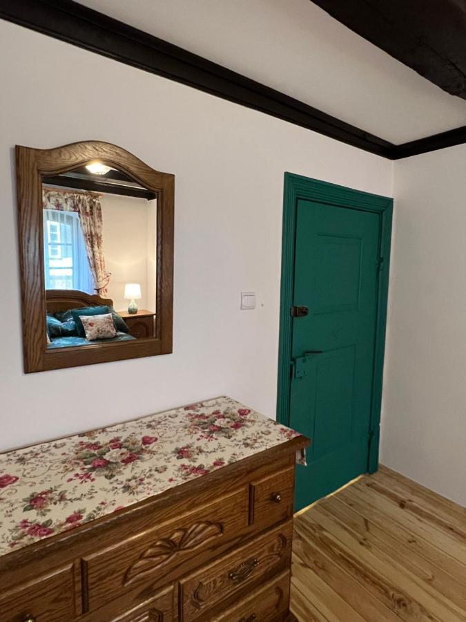 Apartament W Xix-Wiecznym Spichlerzu Nad Jeziorem Z Dostepem Do Parku I Widokiem Na Dworek Modrzewiowy Z 1823 Roku Szteklin Exteriör bild