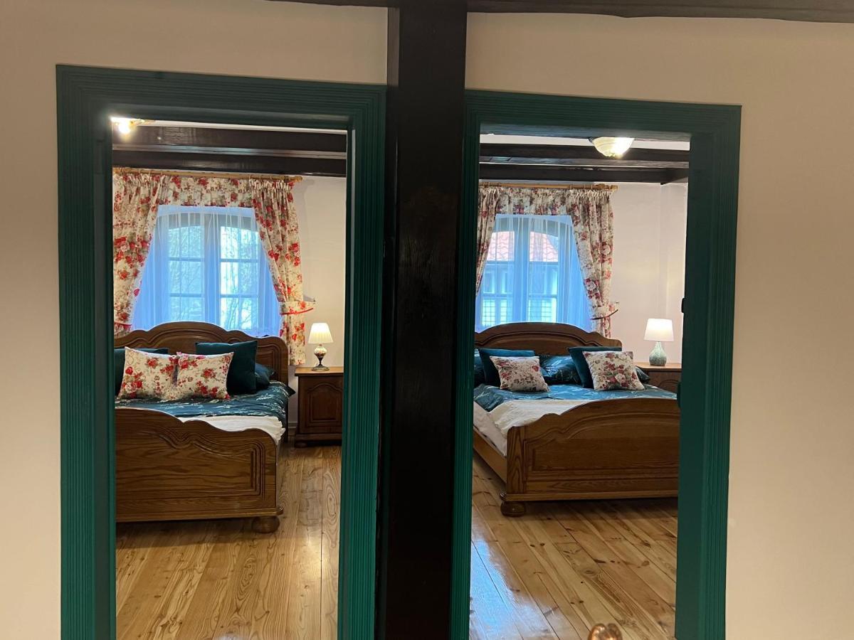 Apartament W Xix-Wiecznym Spichlerzu Nad Jeziorem Z Dostepem Do Parku I Widokiem Na Dworek Modrzewiowy Z 1823 Roku Szteklin Exteriör bild