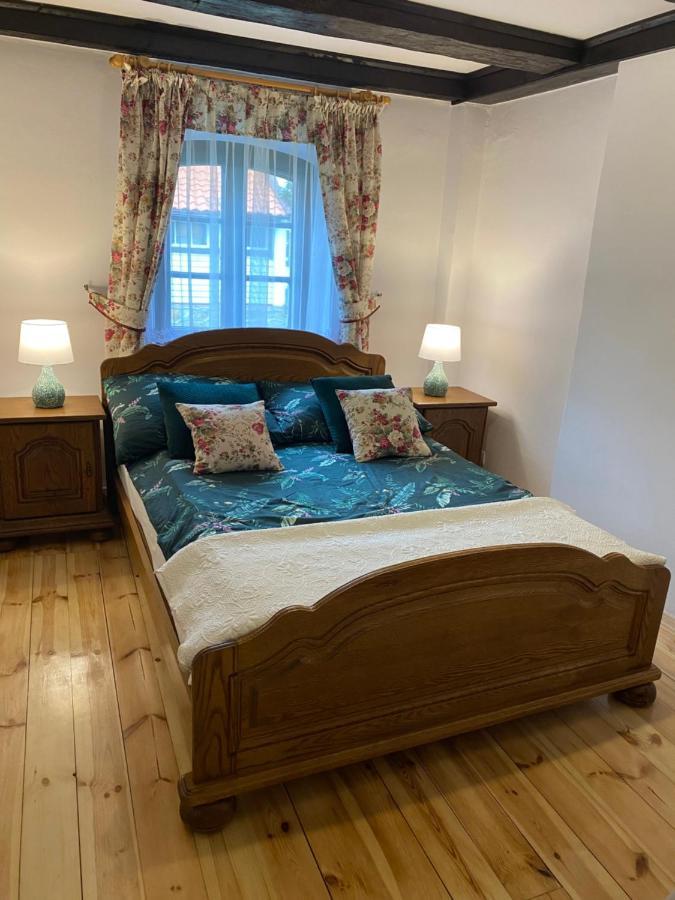 Apartament W Xix-Wiecznym Spichlerzu Nad Jeziorem Z Dostepem Do Parku I Widokiem Na Dworek Modrzewiowy Z 1823 Roku Szteklin Exteriör bild