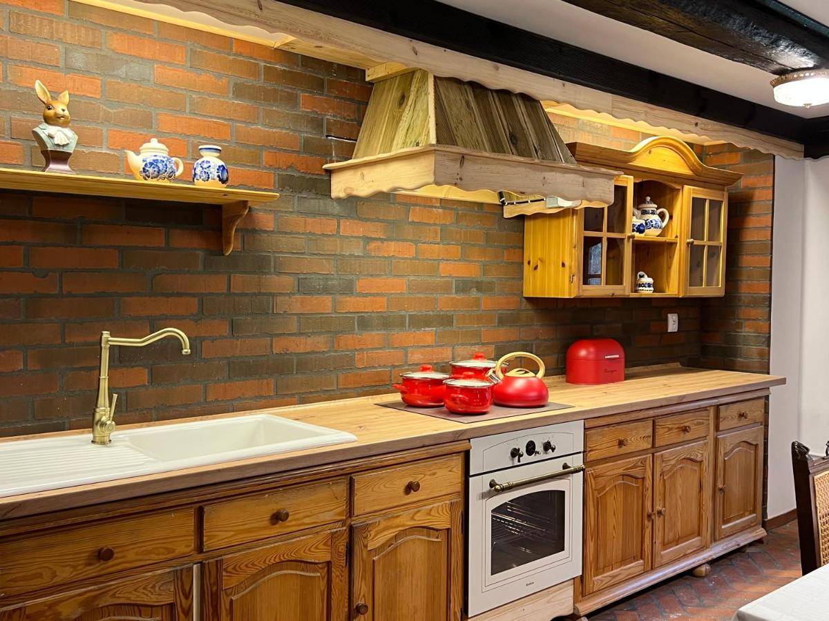 Apartament W Xix-Wiecznym Spichlerzu Nad Jeziorem Z Dostepem Do Parku I Widokiem Na Dworek Modrzewiowy Z 1823 Roku Szteklin Exteriör bild