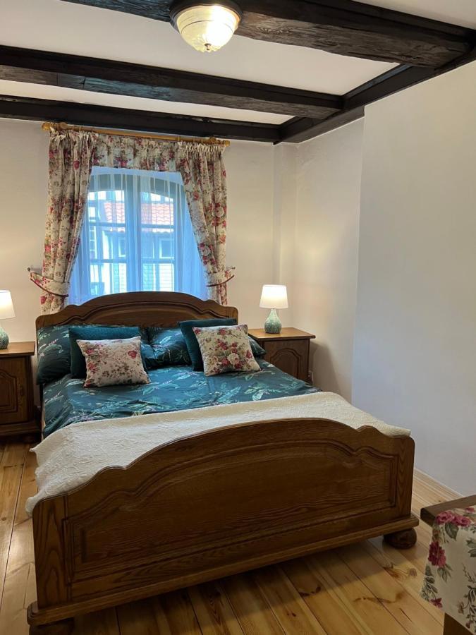 Apartament W Xix-Wiecznym Spichlerzu Nad Jeziorem Z Dostepem Do Parku I Widokiem Na Dworek Modrzewiowy Z 1823 Roku Szteklin Exteriör bild