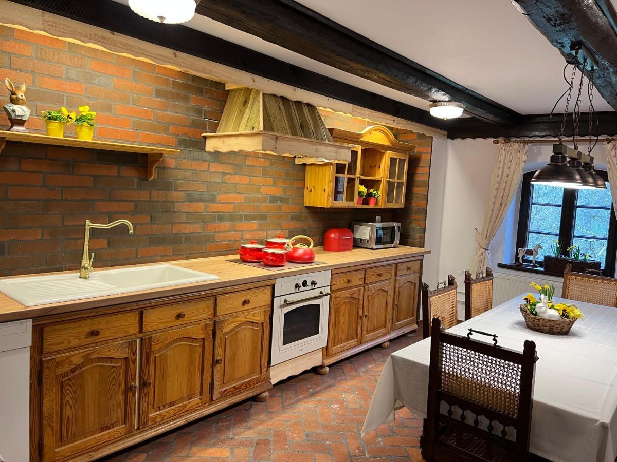 Apartament W Xix-Wiecznym Spichlerzu Nad Jeziorem Z Dostepem Do Parku I Widokiem Na Dworek Modrzewiowy Z 1823 Roku Szteklin Exteriör bild