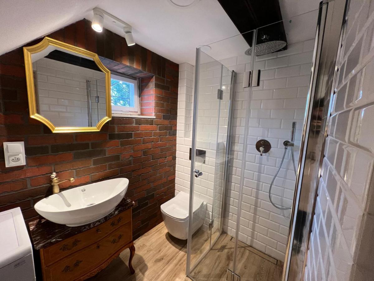 Apartament W Xix-Wiecznym Spichlerzu Nad Jeziorem Z Dostepem Do Parku I Widokiem Na Dworek Modrzewiowy Z 1823 Roku Szteklin Exteriör bild