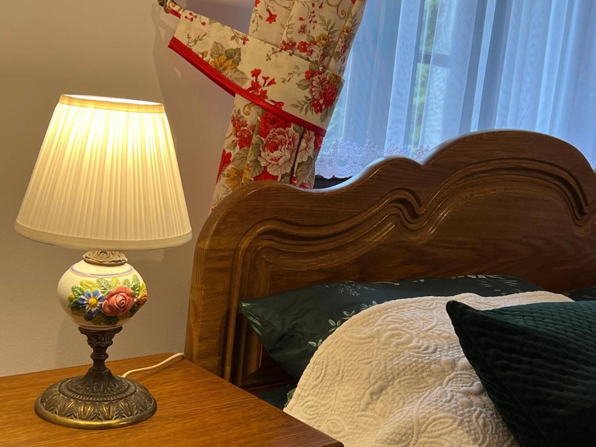 Apartament W Xix-Wiecznym Spichlerzu Nad Jeziorem Z Dostepem Do Parku I Widokiem Na Dworek Modrzewiowy Z 1823 Roku Szteklin Exteriör bild