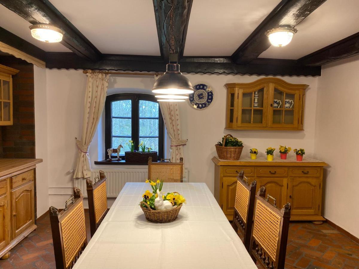 Apartament W Xix-Wiecznym Spichlerzu Nad Jeziorem Z Dostepem Do Parku I Widokiem Na Dworek Modrzewiowy Z 1823 Roku Szteklin Exteriör bild