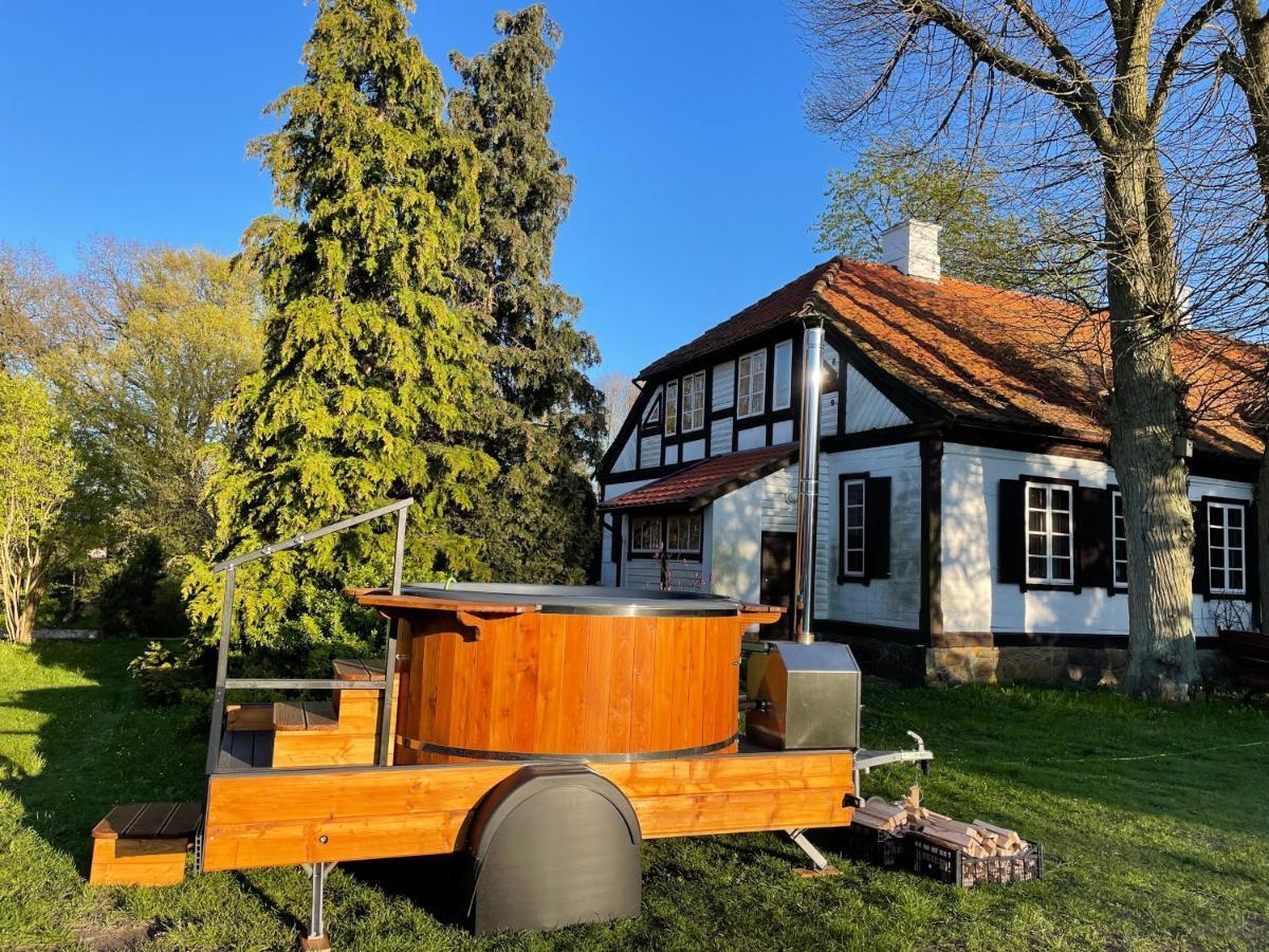 Apartament W Xix-Wiecznym Spichlerzu Nad Jeziorem Z Dostepem Do Parku I Widokiem Na Dworek Modrzewiowy Z 1823 Roku Szteklin Exteriör bild