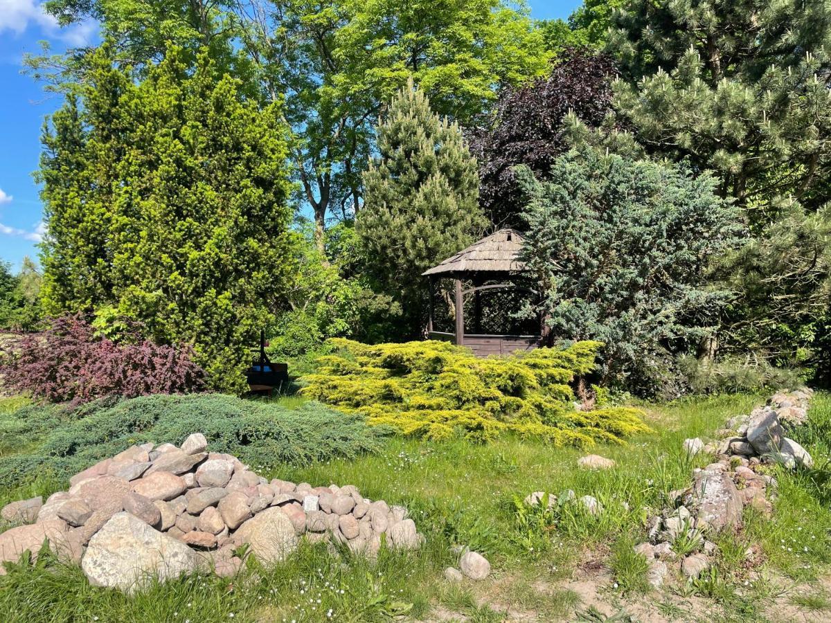 Apartament W Xix-Wiecznym Spichlerzu Nad Jeziorem Z Dostepem Do Parku I Widokiem Na Dworek Modrzewiowy Z 1823 Roku Szteklin Exteriör bild