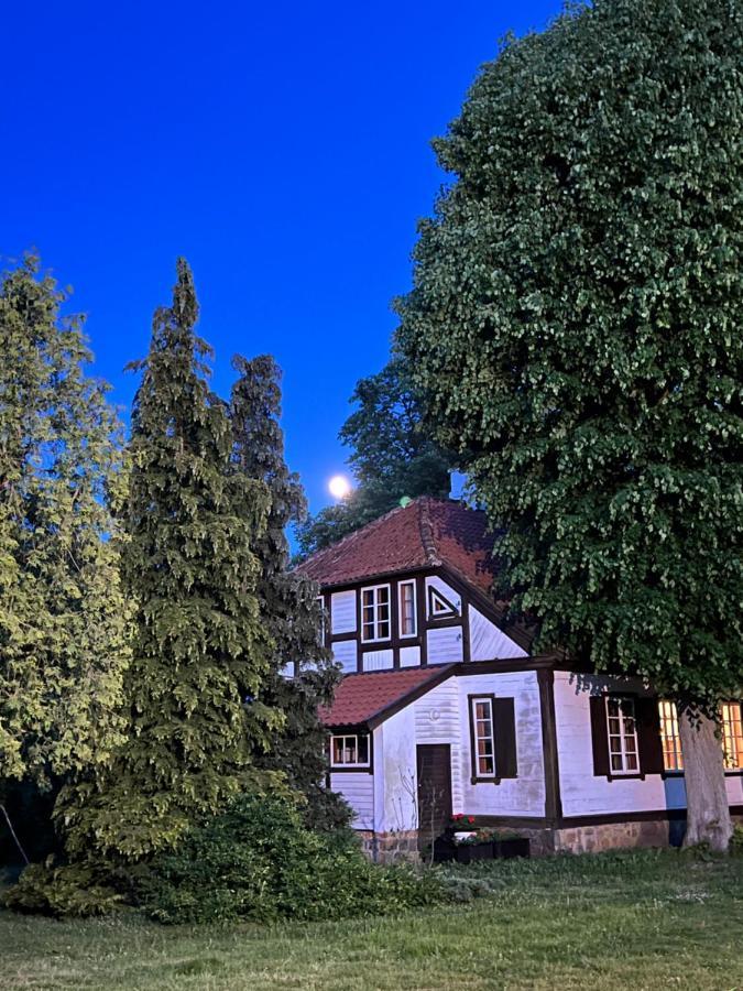 Apartament W Xix-Wiecznym Spichlerzu Nad Jeziorem Z Dostepem Do Parku I Widokiem Na Dworek Modrzewiowy Z 1823 Roku Szteklin Exteriör bild