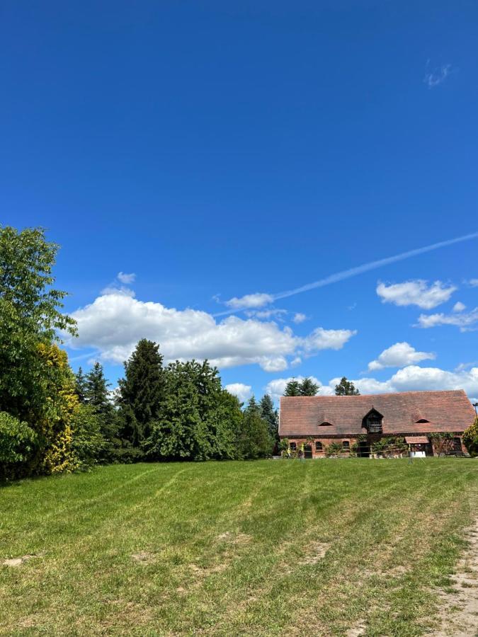 Apartament W Xix-Wiecznym Spichlerzu Nad Jeziorem Z Dostepem Do Parku I Widokiem Na Dworek Modrzewiowy Z 1823 Roku Szteklin Exteriör bild