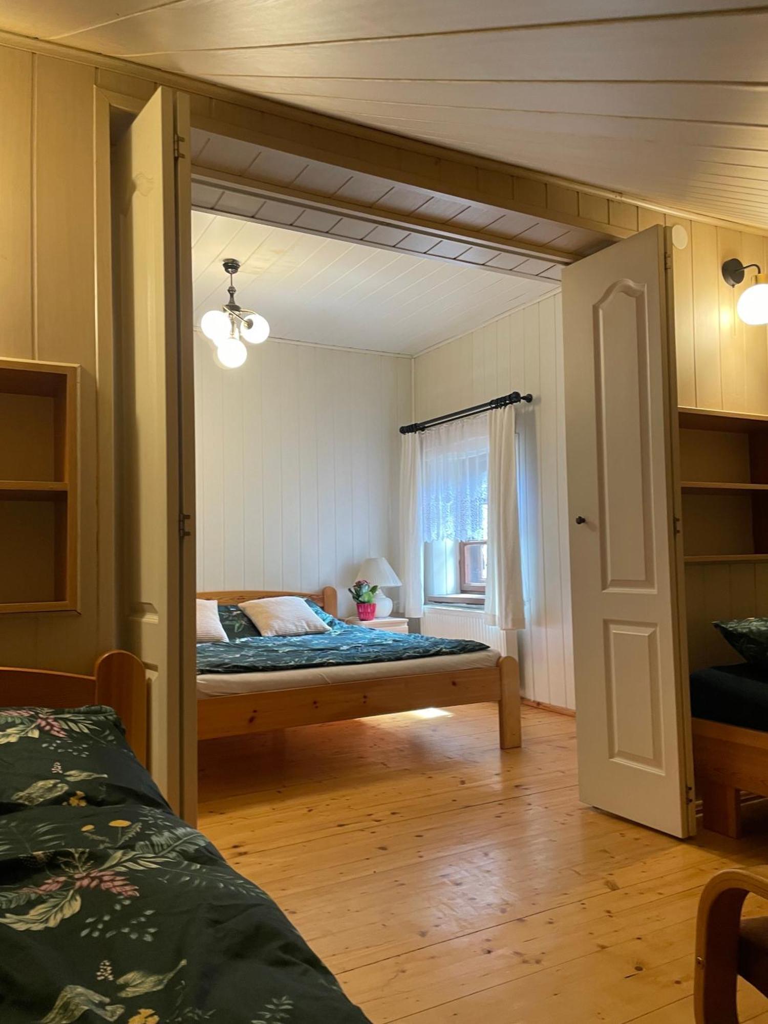 Apartament W Xix-Wiecznym Spichlerzu Nad Jeziorem Z Dostepem Do Parku I Widokiem Na Dworek Modrzewiowy Z 1823 Roku Szteklin Exteriör bild