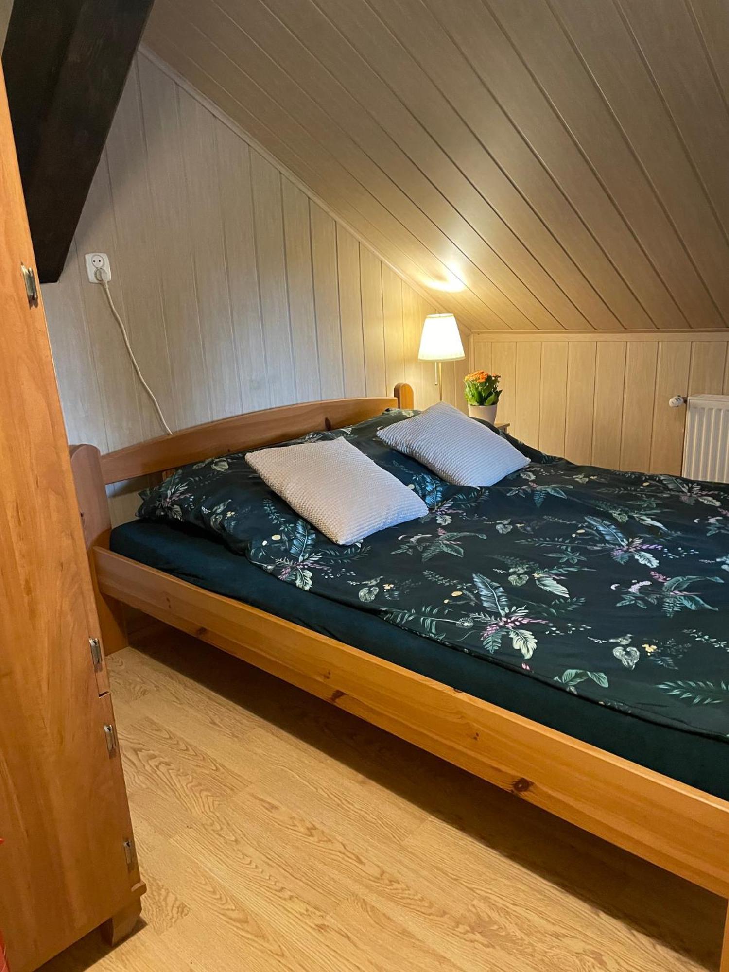 Apartament W Xix-Wiecznym Spichlerzu Nad Jeziorem Z Dostepem Do Parku I Widokiem Na Dworek Modrzewiowy Z 1823 Roku Szteklin Exteriör bild